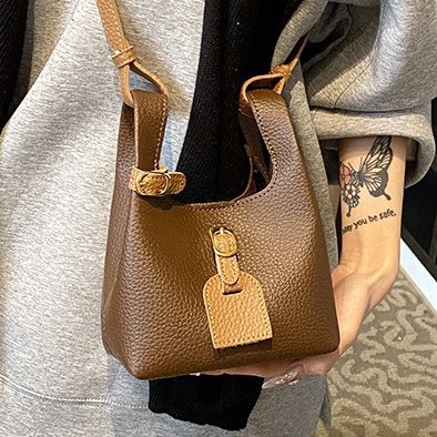 The 2024 new mini bucket bag with a contrasting color for the vegetable basket is a high-end, ins style, lightweight and versatile single-shoulder crossbody bag full figure