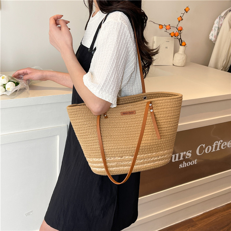 Women's large-capacity straw woven bag 2025 new summer versatile single-shoulder tote bag, beach vacation woven bag Application Scenario
