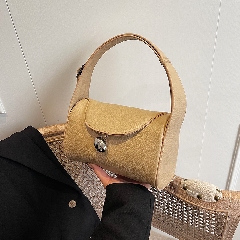 The new cylindrical bag features a niche design that is fashionable and casual. It is a trendy Korean-style, versatile Boston bag details Picture