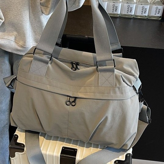 A new large-capacity casual sports handbag for women, a trendy and fashionable tote bag for business trips, and a lightweight single-shoulder crossbody bag Specification drawing