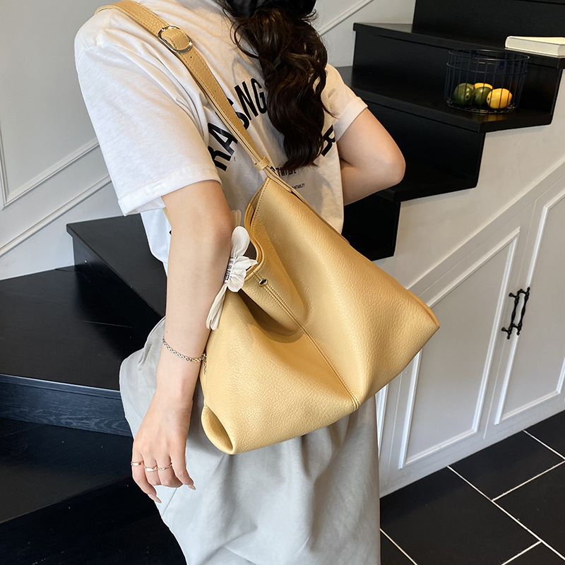 Cross-border super soft large-capacity commuter bag 2025 New style, popular underarm bag, textured tote bag, versatile single-shoulder bag for women details Picture