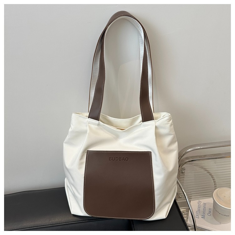 A new 2024 women's casual large-capacity bag, a simple and versatile single-shoulder color-matched tote bag, a lightweight commuting bag Application Scenario