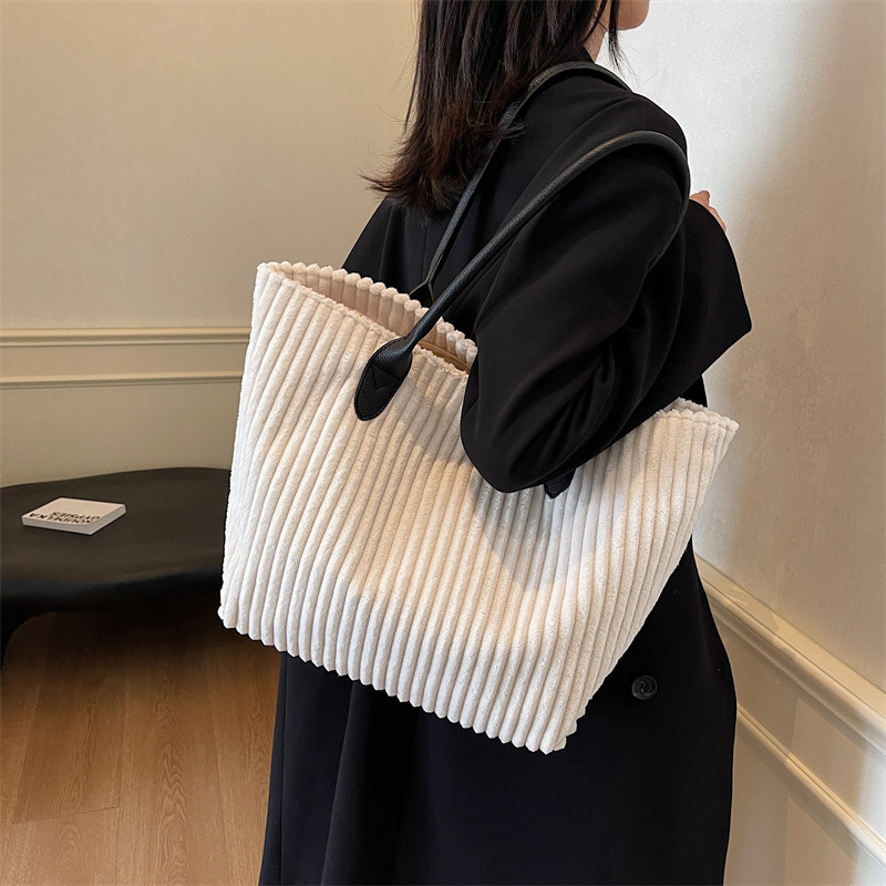 Relaxed and large-capacity corduroy bag for women, 2024 new style casual commuting single-shoulder bag for college students, trendy tote bag full figure