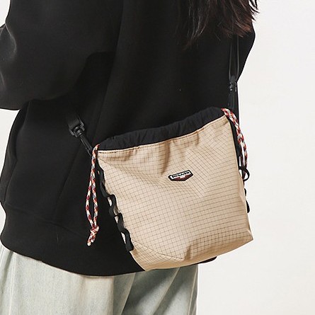 A new style of small shoulder bag with a unique drawstring neckline, a distinctive single-shoulder phone bag, a workwear Japanese-style small bag Specification drawing