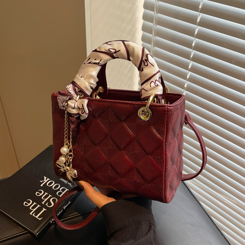 A high-end and stylish embossed diamond-shaped small bag for women, a new 2025 handbag, a fashionable, individual and versatile crossbody bag details Picture