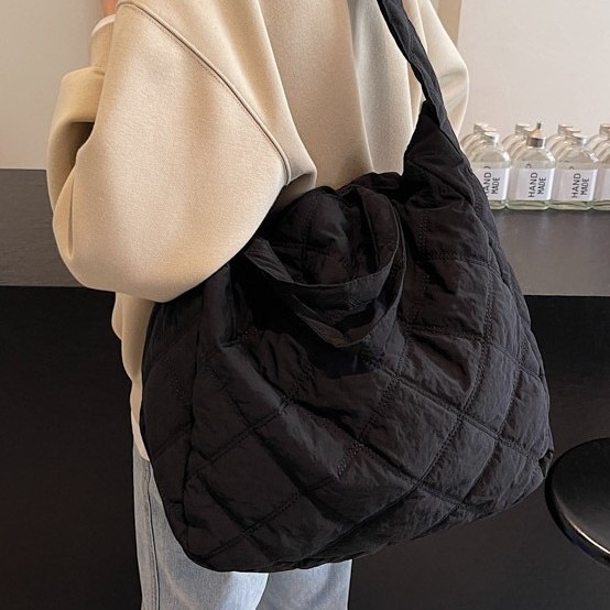 Korean women's autumn and winter cloud commuting large bag, unique and niche diamond-shaped large-capacity tote bag, retro crossbody bag details Picture