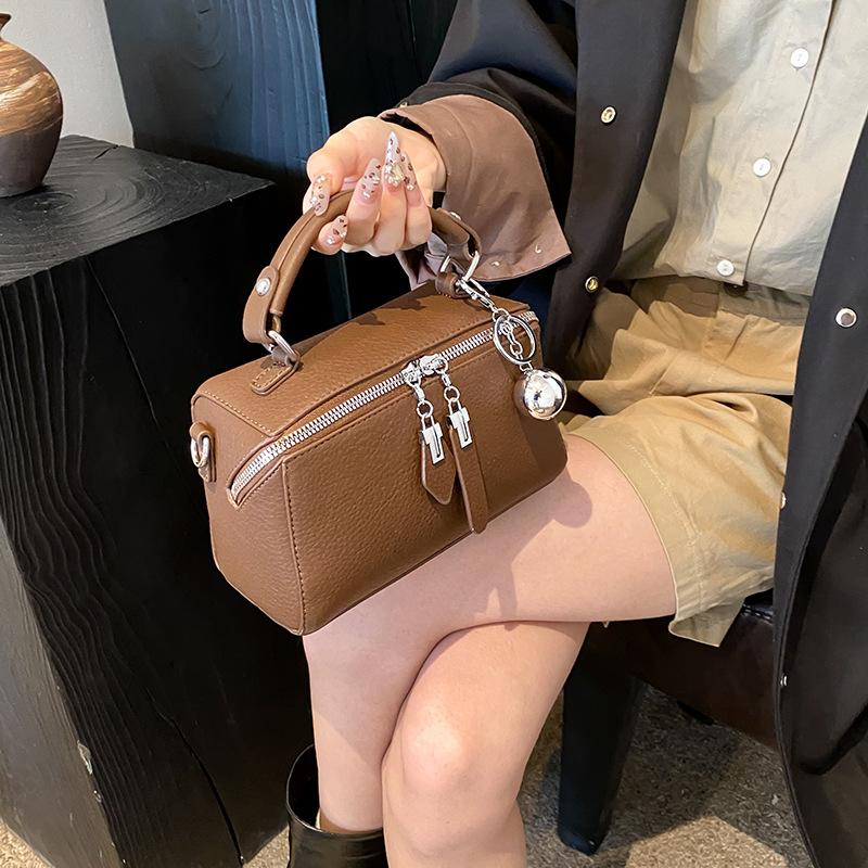 A new retro and simple Boston single-shoulder crossbody bag and small square bag with a fashionable and high-quality texture for foreign trade Application Scenario