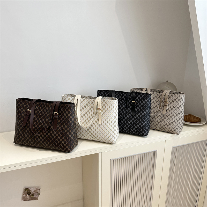 Commuter large-capacity bag 2024 new style women's bag, autumn fashion, stylish, versatile shoulder bag, high-end tote bag Application Scenario