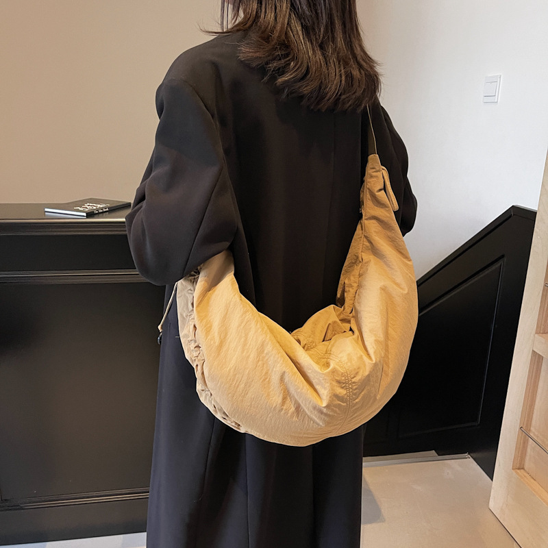 New crossbody horn bag, wandering bag, large-capacity drawstring dumpling bag, workwear crossbody bag, crescent bag, student class bag full figure