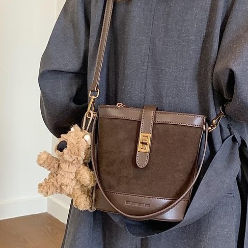 Cross-border handbag, women's handbag, niche design, 2024 fashionable bucket bag, leopard print series bestseller, hand and shoulder Application Scenario