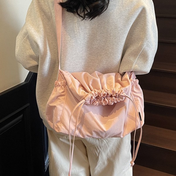 Couple style drawstring crossbody bag, large capacity folding messenger bag, unisex wandering bag, solid color casual single-shoulder bag Application Scenario