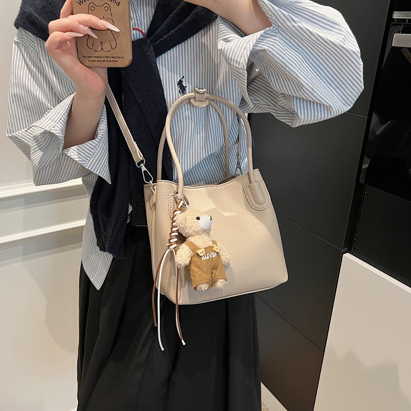 Korean trendy and fashionable hand-held bucket bag for women, new Spring/Summer 2025, simple, casual and high-end single-shoulder crossbody bag Application Scenario