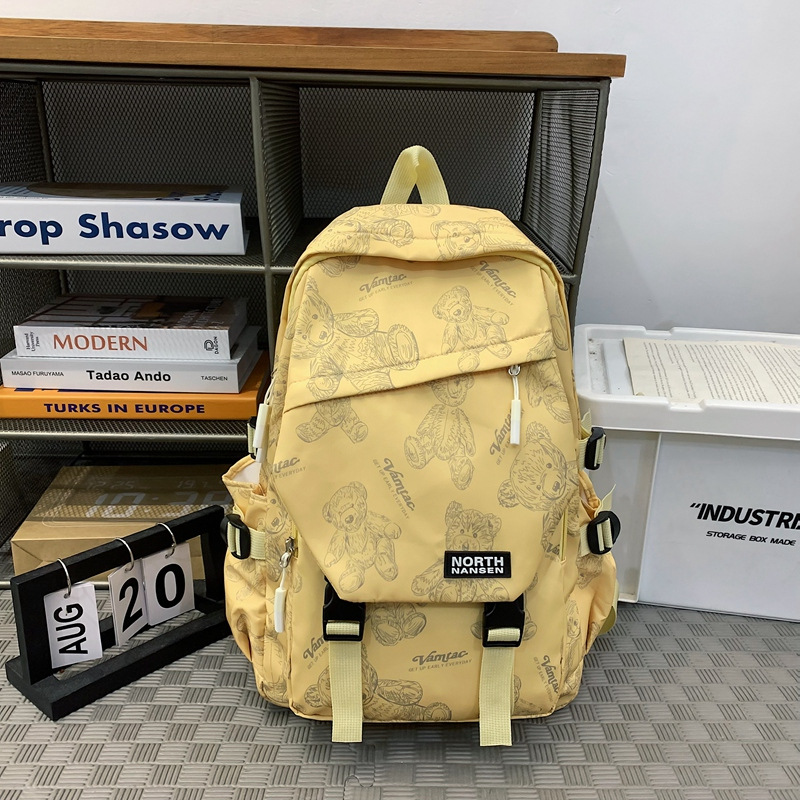 Japanese-style fresh and clean campus trend student schoolbag, large-capacity fashionable backpack, casual commuting backpack Application Scenario