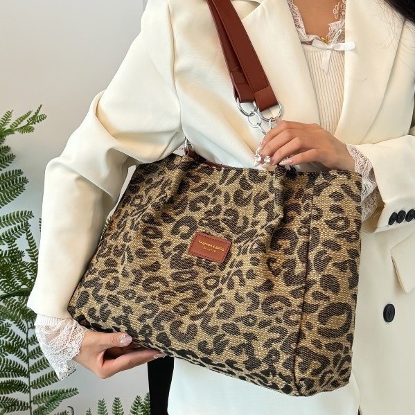 A simple and high-quality large-capacity bag for women, a new summer niche fashion bucket bag for women in 2025, a casual and versatile crossbody bag Application Scenario