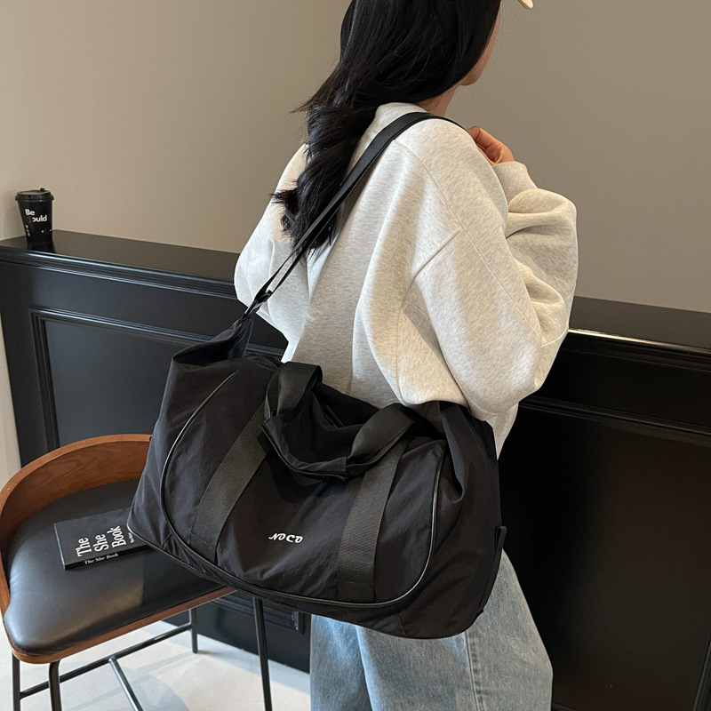 New portable travel bags for women in foreign trade, light, simple and casual swimming training bags, Korean-style outdoor sports and fitness bags Application Scenario