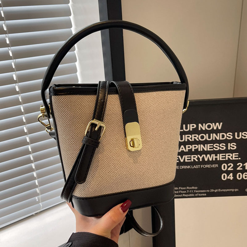 This is a high-end Korean-style handbag with a versatile texture. It's a popular handbag for women this year, a new 2024 single-shoulder crossbody bag full figure