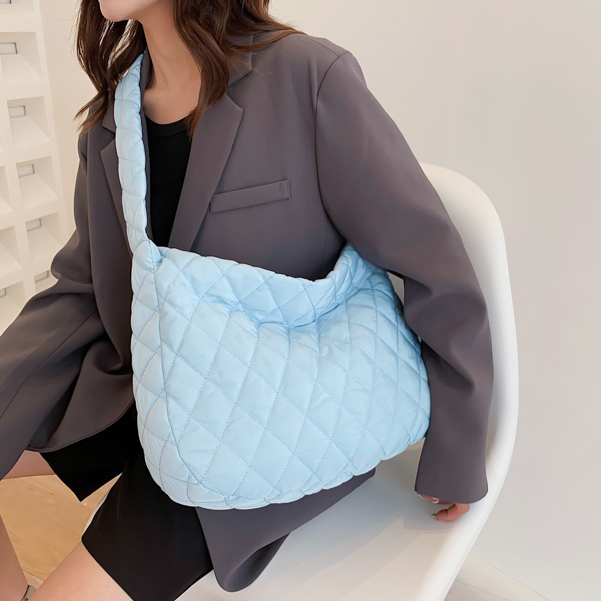 2024 Autumn/Winter new hand-held shoulder women's bag, cloud pleated bag, casual and personalized, large-capacity cotton jacket bag, crossbody bag full figure