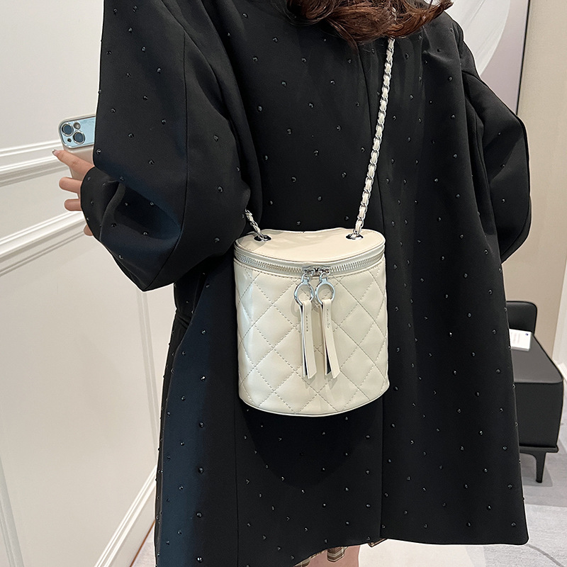 The 2025 new high-end and exquisite bucket bag, diamond-shaped chain bag, niche single-shoulder bag, heart-shaped versatile crossbody bag for women Specification drawing