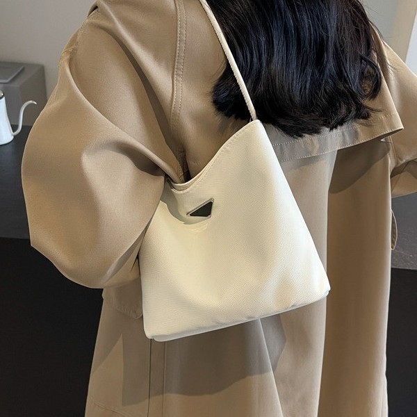 The Korean version of Instagram Super Fire Network red envelope bag for women, 2025 new style, high-end, simple and solid color hand-held commuting bucket bag Application Scenario