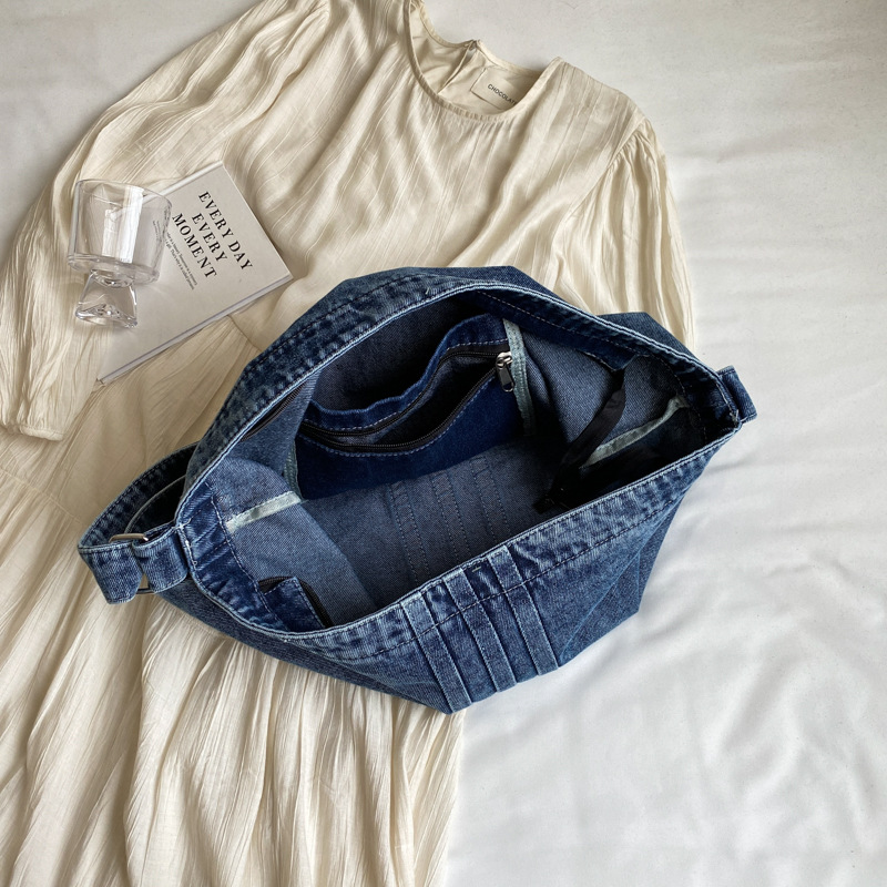 Artistic and casual denim single-shoulder bag for women, 2024 new large-capacity tote bag, fashionable and simple student class bag Application Scenario