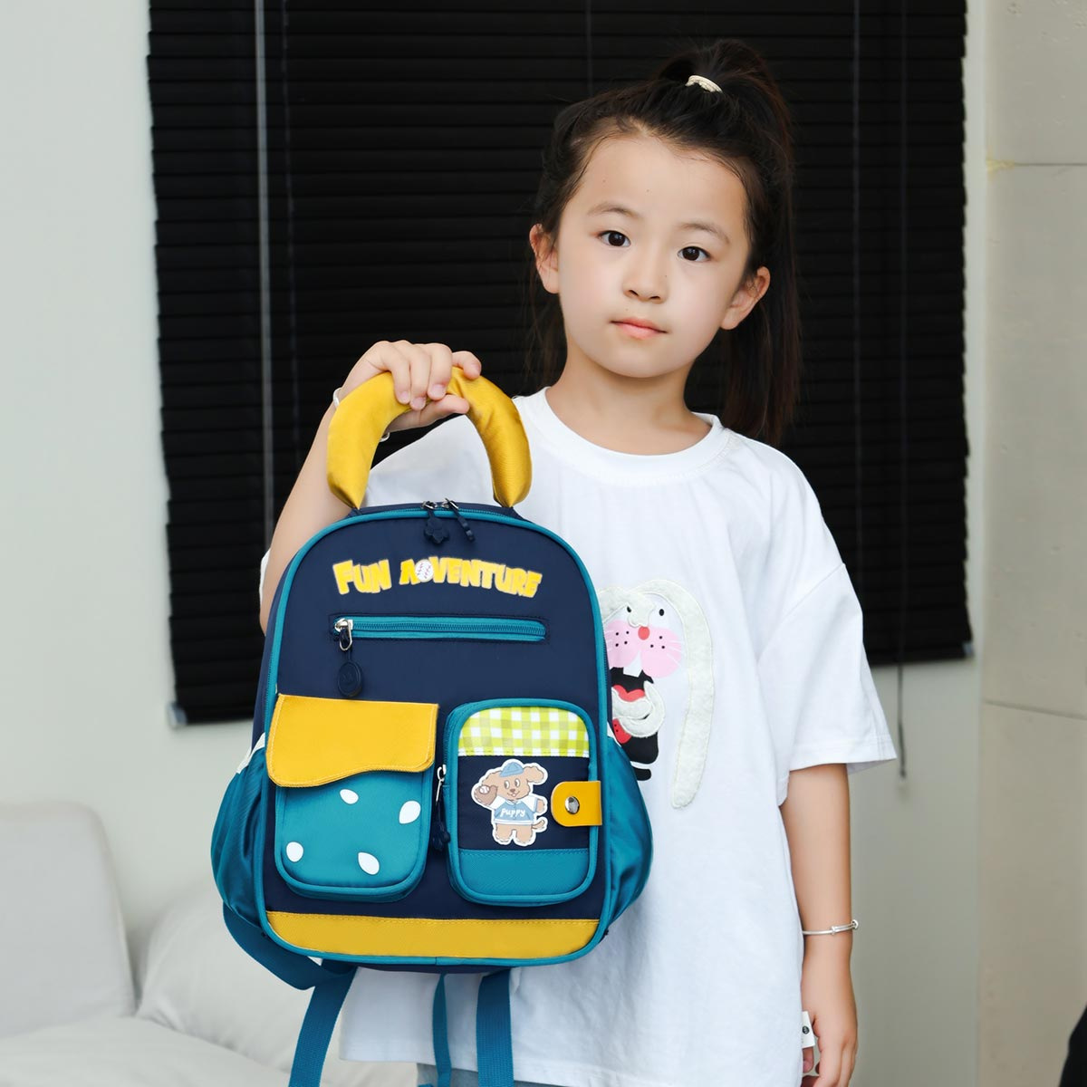 New sweet and charming children's schoolbag for primary school girls and sixth graders, a large-capacity backrest bag for girls Application Scenario