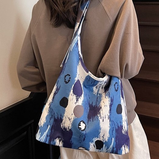 A new large-capacity, fresh crossbody bag with a Korean style, featuring a niche design, multi-color printed handbags, versatile underarm bags full figure