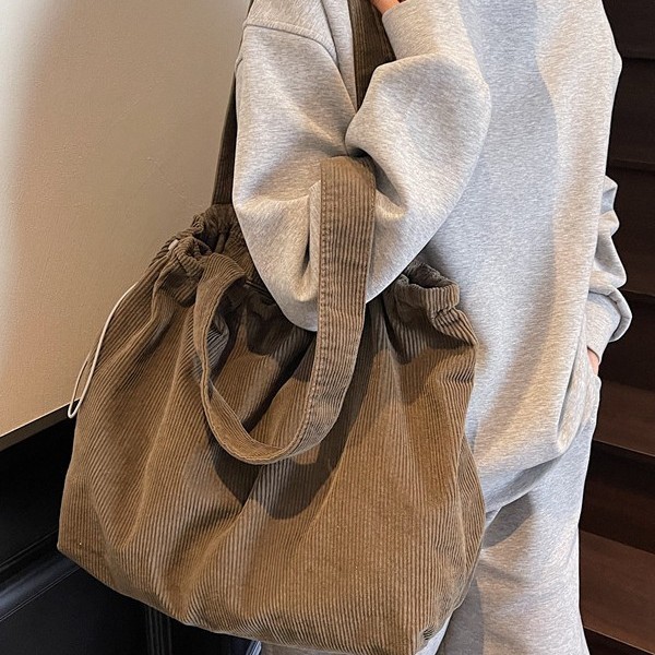 2025 Corduroy new Korean version large-capacity twill commuter casual and simple hand-held shoulder and underarm bag for women Application Scenario