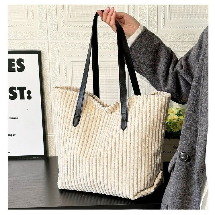 2024 Autumn/Winter new versatile corduroy single-shoulder bag, women's large-capacity tote bag, school-style corduroy class bag Application Scenario