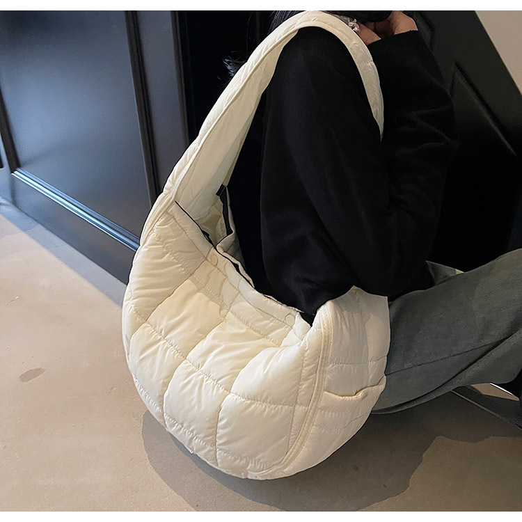 Korean style ins fashion down cotton large-capacity women's new 2024 winter niche cream puff cloud crossbody bag Application Scenario