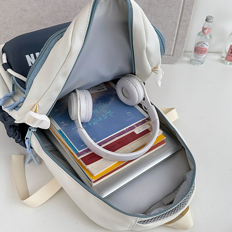 American retro color-blocking schoolbag, Korean version for girls, large capacity backpack for high school students, versatile travel backpack for junior high school students Application Scenario