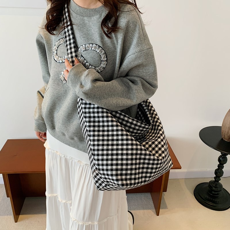A large-capacity tote bag for college students commuting to class, a new 2024 style laid-back Instagram checkered artistic crossbody bag details Picture