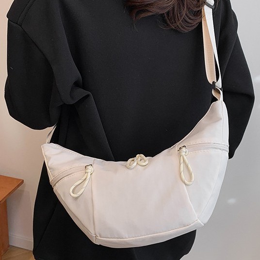 New InS-style large-capacity niche crossbody casual crescent-shaped bag, large-capacity soft and lightweight single-shoulder armpit bag Application Scenario