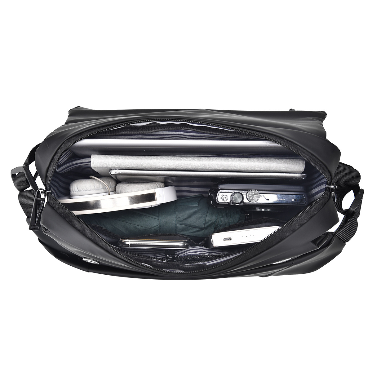 The new cross-border men's crossbody bag is simple yet sophisticated, with a large capacity, lightweight, outdoor casual single-shoulder bag and a fashionable chest bag Application Scenario
