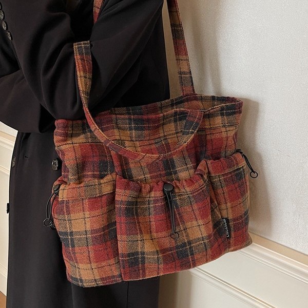 New autumn and winter high-end woolen large-capacity checkered single-shoulder bag, fashionable and laid-back style drawstring bag, versatile tote bag Application Scenario