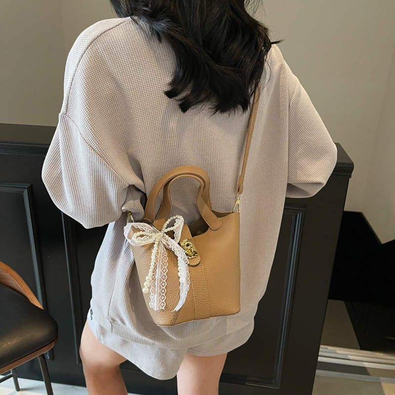 Cross-border lychee pattern fashionable and high-end hand-held bucket bag 2025 new style stylish, simple and versatile single-shoulder crossbody bag Application Scenario