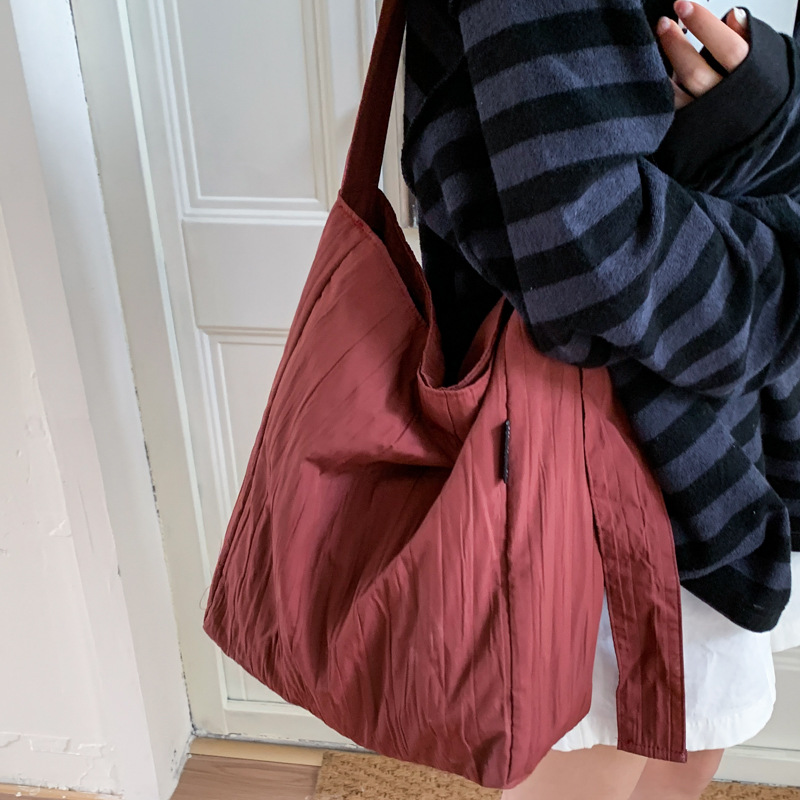 2025 New versatile pleated nylon underarm bag for women, simple and elegant commuting solid color, large capacity single-shoulder bucket bag Specification drawing