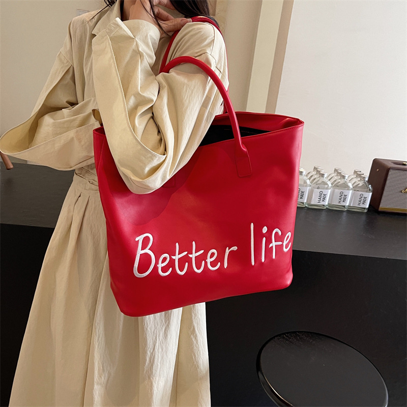A large-capacity 2024 new style commuter hand-held shoulder bag for female students with Korean letters in the foreign trade bag Application Scenario