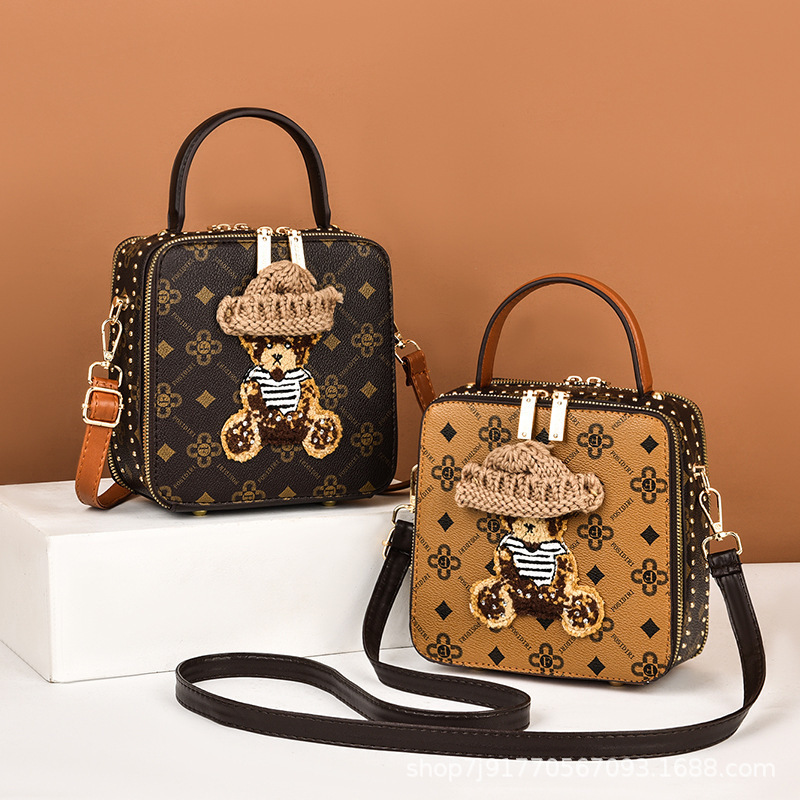 2022 New cartoon square bag, small square bag, street trend live streaming single-shoulder crossbody bag, Little bear decorated women's bag Specification drawing