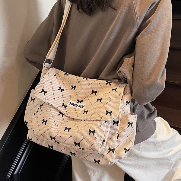 A simple, fashionable and casual large-capacity crossbody bag with a bow design from Japan and South Korea Application Scenario