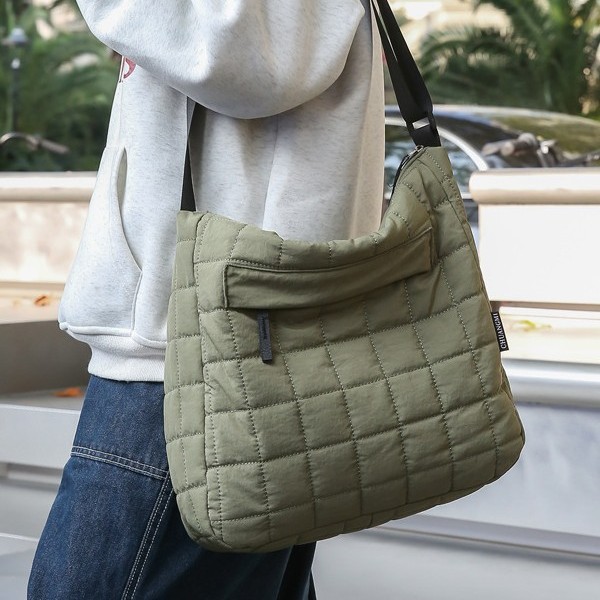 The new large-capacity cotton jacket bag for autumn and winter, with a diamond-patterned style, is fashionable, lightweight and versatile. It features a laid-back single-shoulder crossbody bag and is a versatile bag details Picture