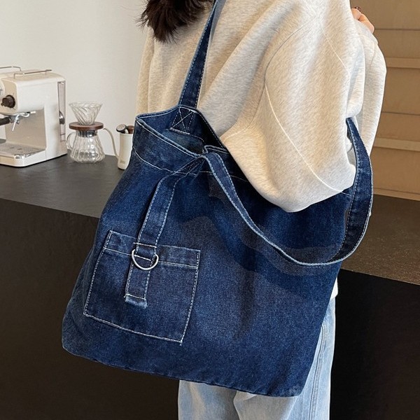 The new autumn and winter fashion tote bag, a large-capacity denim bag, is a versatile and casual single-shoulder bag for students' classes Application Scenario