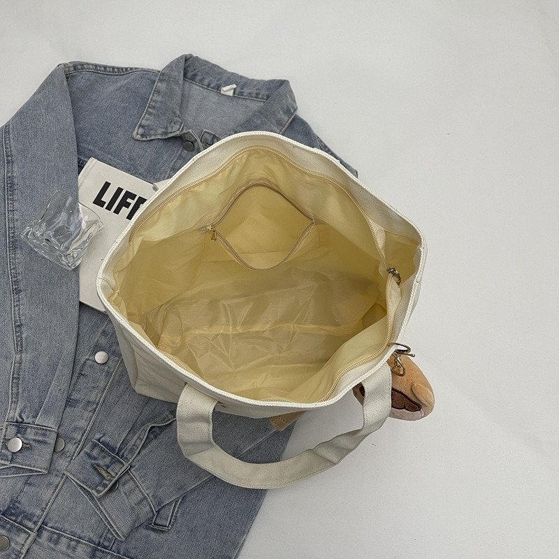 This is a niche design tote bag with a simple and elegant style for women. It has a large capacity for commuting to school at 8 a.m. and a casual and laid-back single-shoulder bag Application Scenario