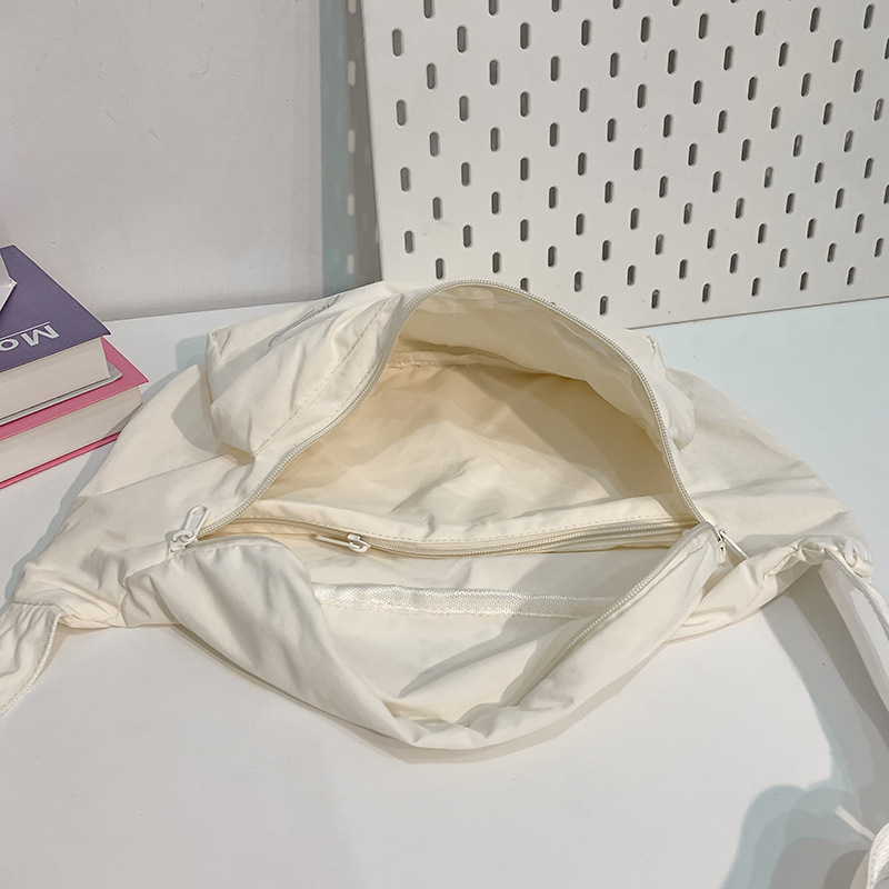 Korean-style fashionable crossbody bag, women's lightweight cycling backpack, niche design, InS-style commuting casual solid color single-shoulder bag Application Scenario