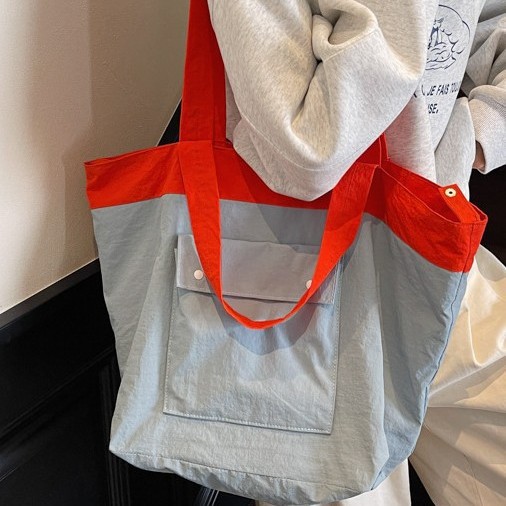 A large-capacity fabric cotton-padded jacket bag for women, a new 2025 trendy, simple and color-blocking casual commuting single-shoulder tote bag full figure