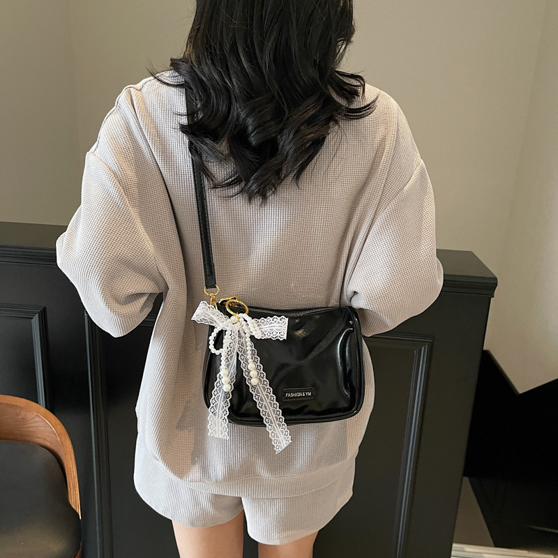 The 2025 new stylish lace bow hand-held pillow bag is a high-end, fashionable and versatile single-shoulder crossbody bag for women Application Scenario