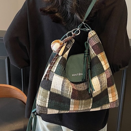 A new 2024 autumn and winter versatile commuter single-shoulder crossbody bag with a simple and casual soft surface and large capacity, featuring a checkered pattern on both shoulders Specification drawing