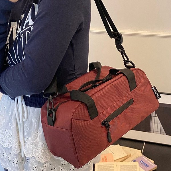 Large-capacity yoga fitness bag, waterproof, lightweight and easy to store, single-shoulder bag, outdoor travel luggage bag, crossbody bag full figure