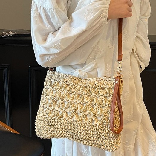 2025 Summer Leisure Vacation hollowed-out straw woven bag, forest-style, unique and stylish commuter single-shoulder bag, lightweight crossbody bag for women Application Scenario