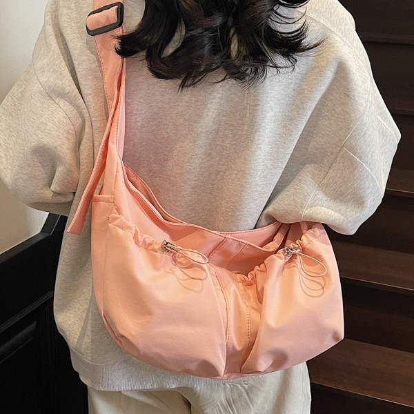 The new Korean-style dumpling bag is a large-capacity, simple and lightweight single-shoulder crossbody bag with a niche design sense for casual women Specification drawing