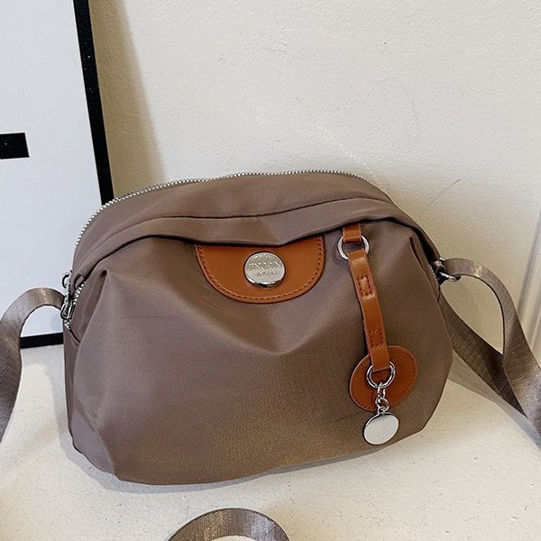 Nylon crossbody bag for women, 2024 new style fashionable mom bag, casual and fashionable fabric single-shoulder small bag, shell bag for women Application Scenario